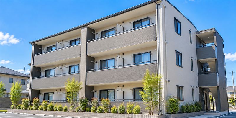 塗り替え後の3階建てアパート